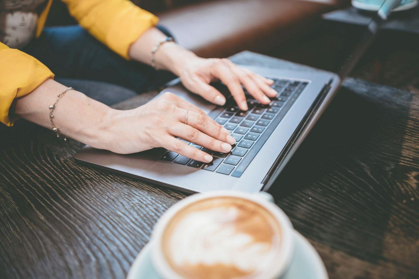 Teilnehmer arbeiten gemeinsam an Budgetplanung mit praktischen Unterlagen